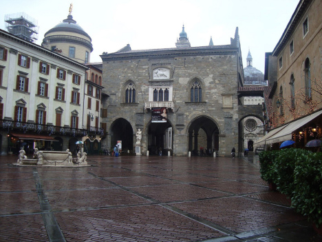 Piazza vecchia and Palazzo della Ragione, Bergamo Alta, Lombardy, Italy