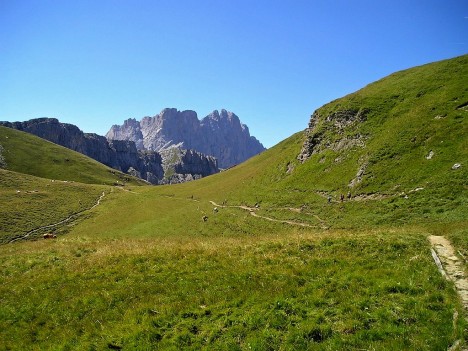 Geisler range mountain trails, Val di Funes, Dolomites, Italy